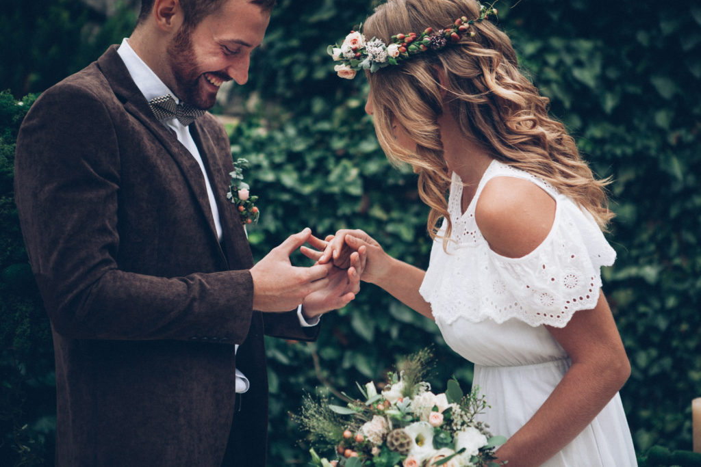 Des mariés qui s'échanges leurs alliances - budget de mariage - Paris en Noces - Wedding planner en ile de france