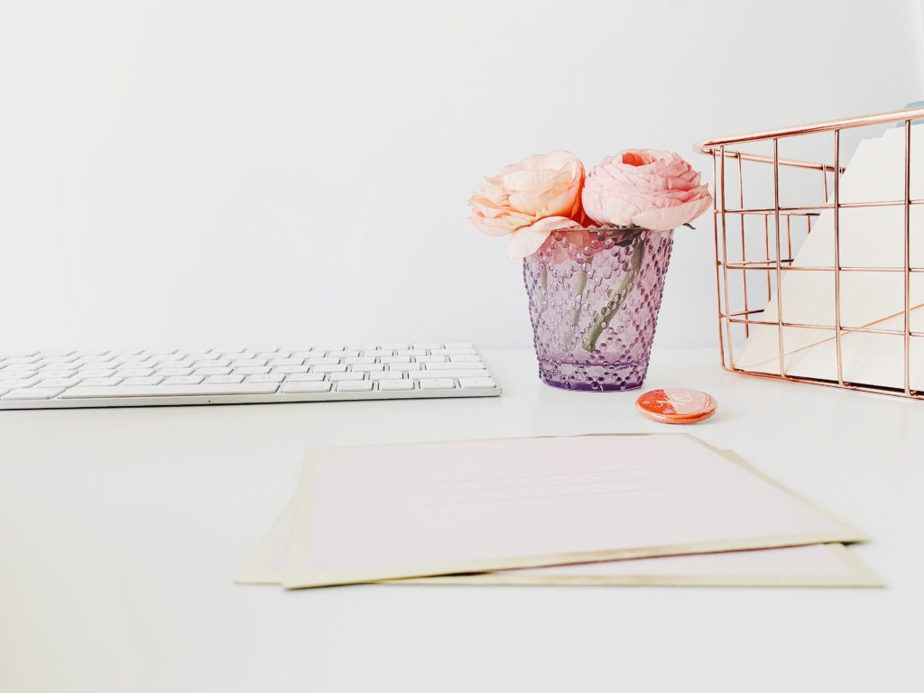 Bureau de femme avec fleurs et clavier - Budget de mariage - Paris en Noces - Wedding planner en ile de france