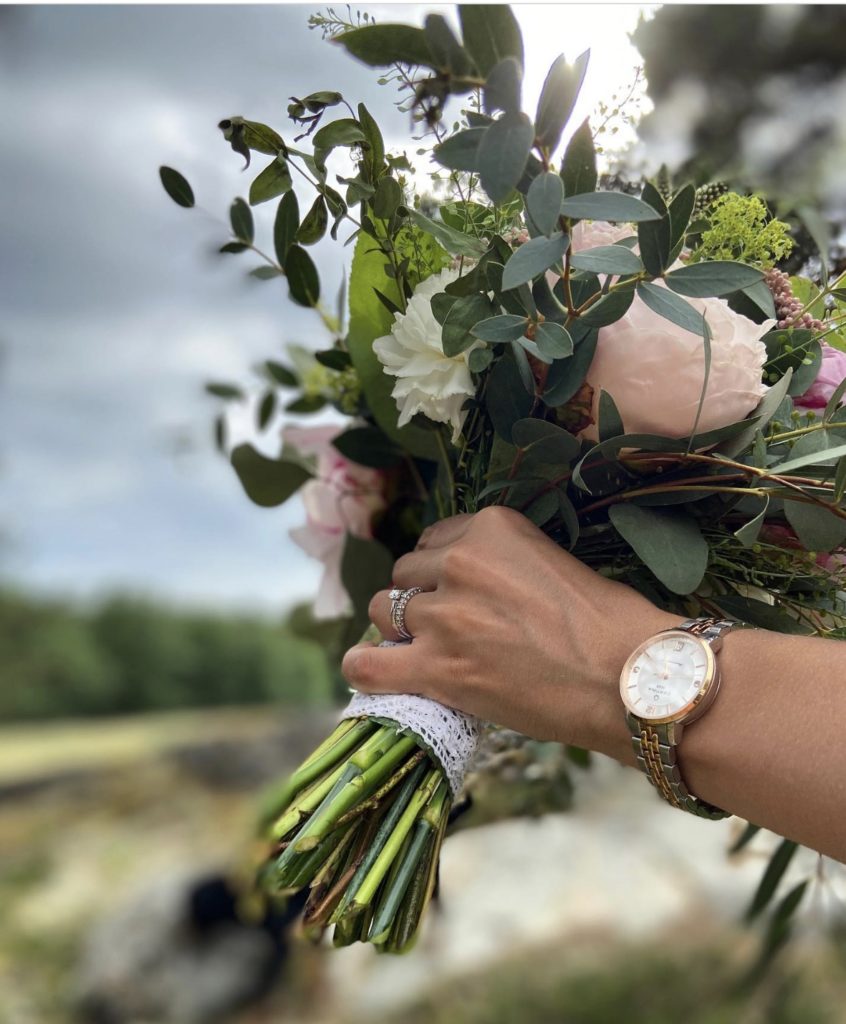 Bouquet style champêtre tenue par une main de femme marié. Paris en Noces. Wedding planner en île de France.