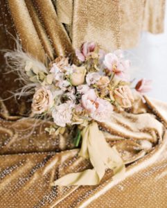 Assemblage de roses sur un drapé doré. Paris en Noces. Wedding planner en île de France.