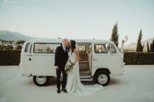 mariés qui s'embrassent devant un van. coaching organisation de mariage. Paris en noces.