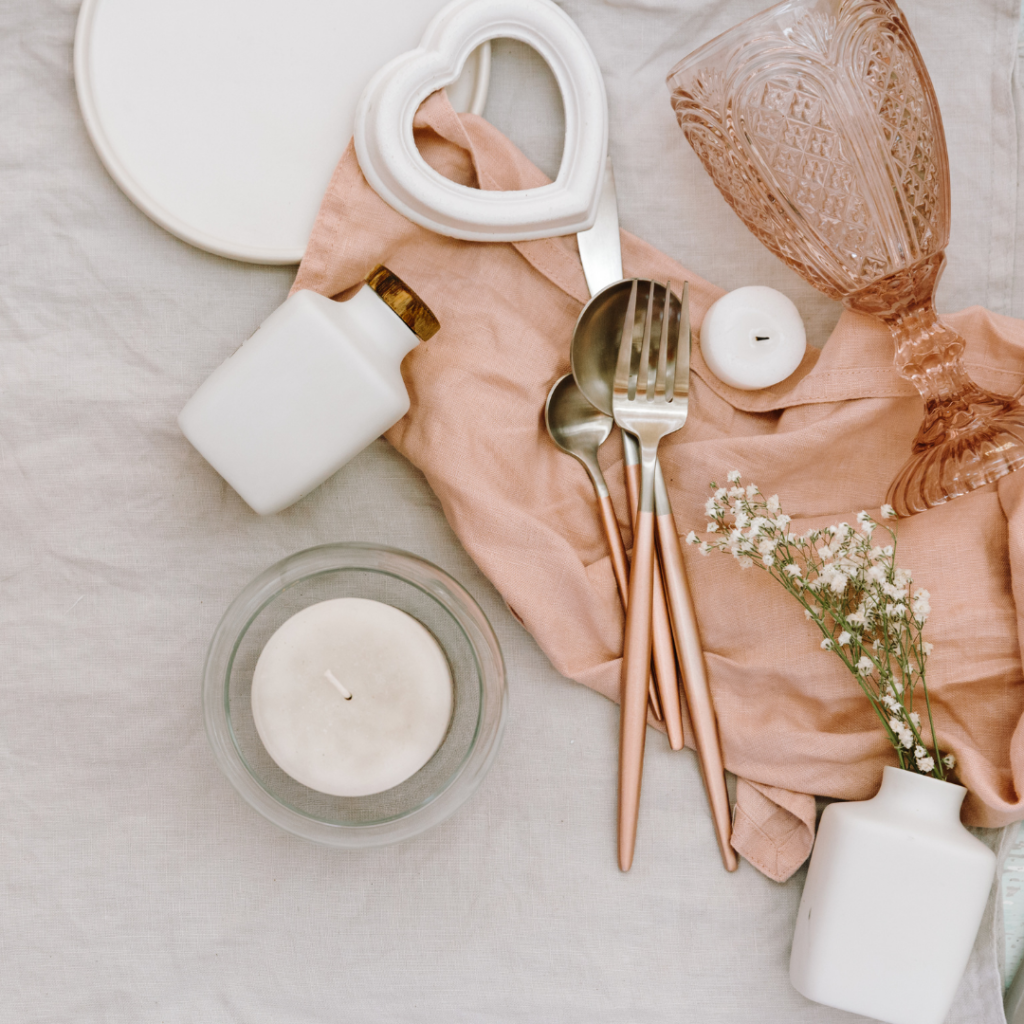 Verre, couvert, bougies de mariage sur une table. Meilleure wedding planner. Paris en Noces. Wedding Planner en Ile de France.