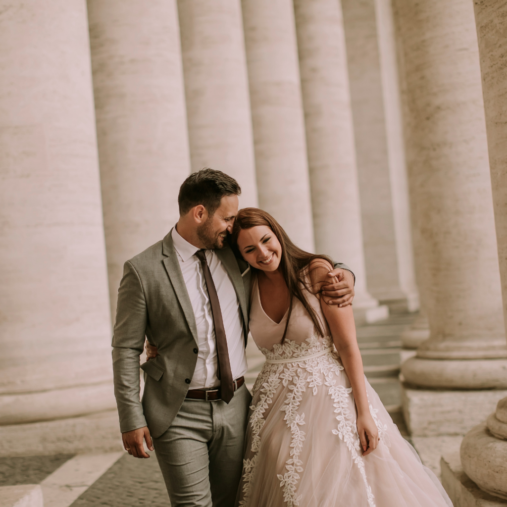 Mariés qui se prennent dans les bras. Mariage et covid. Wedding planner ile de France. Paris en Noces