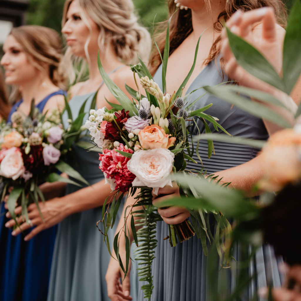 Demoiselle d'honneur et bouquet. Mariage et covid. Wedding planner ile de France. Paris en Noces