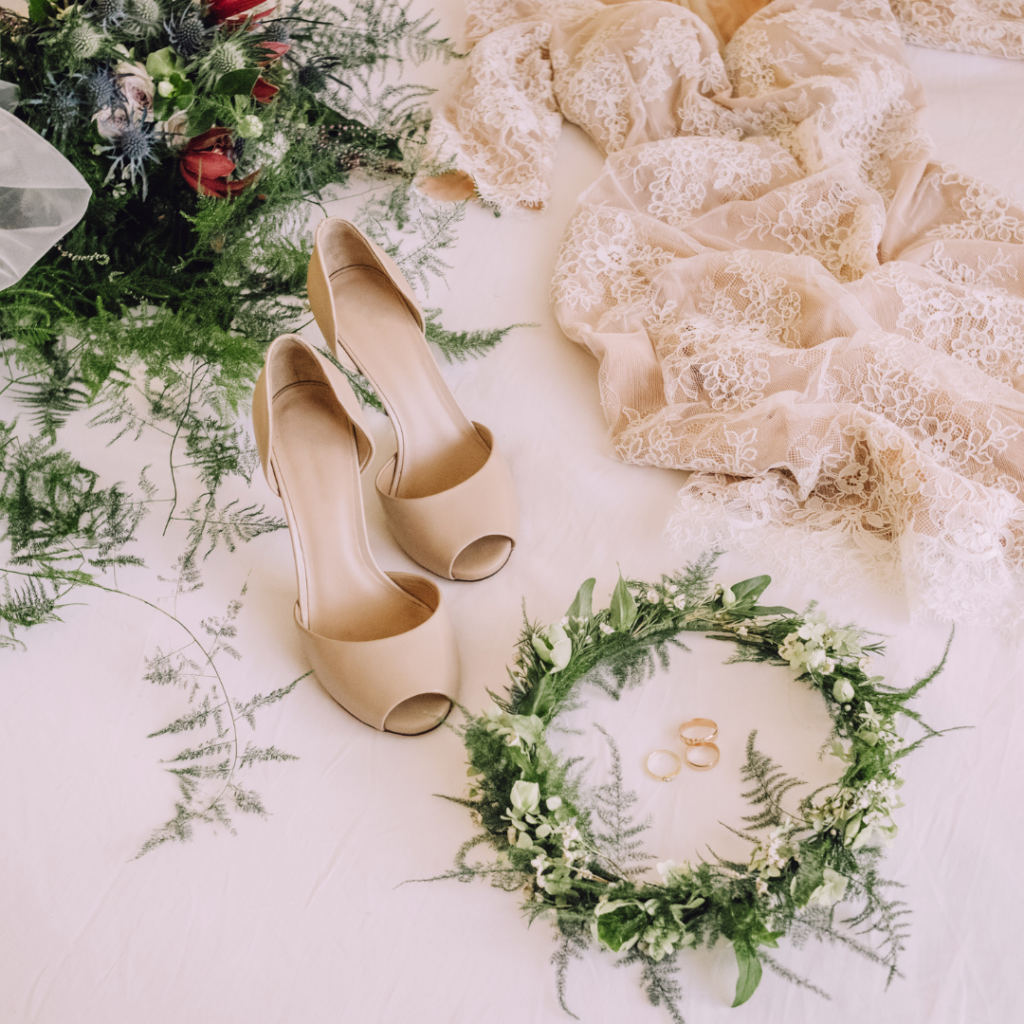 Chaussures, robes, alliances et couronne de mariée. Mariage et covid. Wedding planner ile de France. Paris en Noces