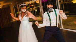 Mariés avec un masque qui dance sur la piste. Mariage et covid. Wedding planner ile de France. Paris en Noces