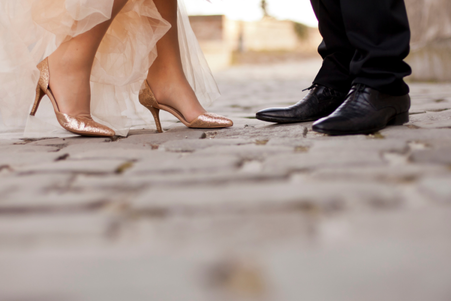 Mariés dans la rue, zoom sur les pieds. Faux pas à éviter et organisation de mariage. Wedding Planner Ile de France. Paris en Noces