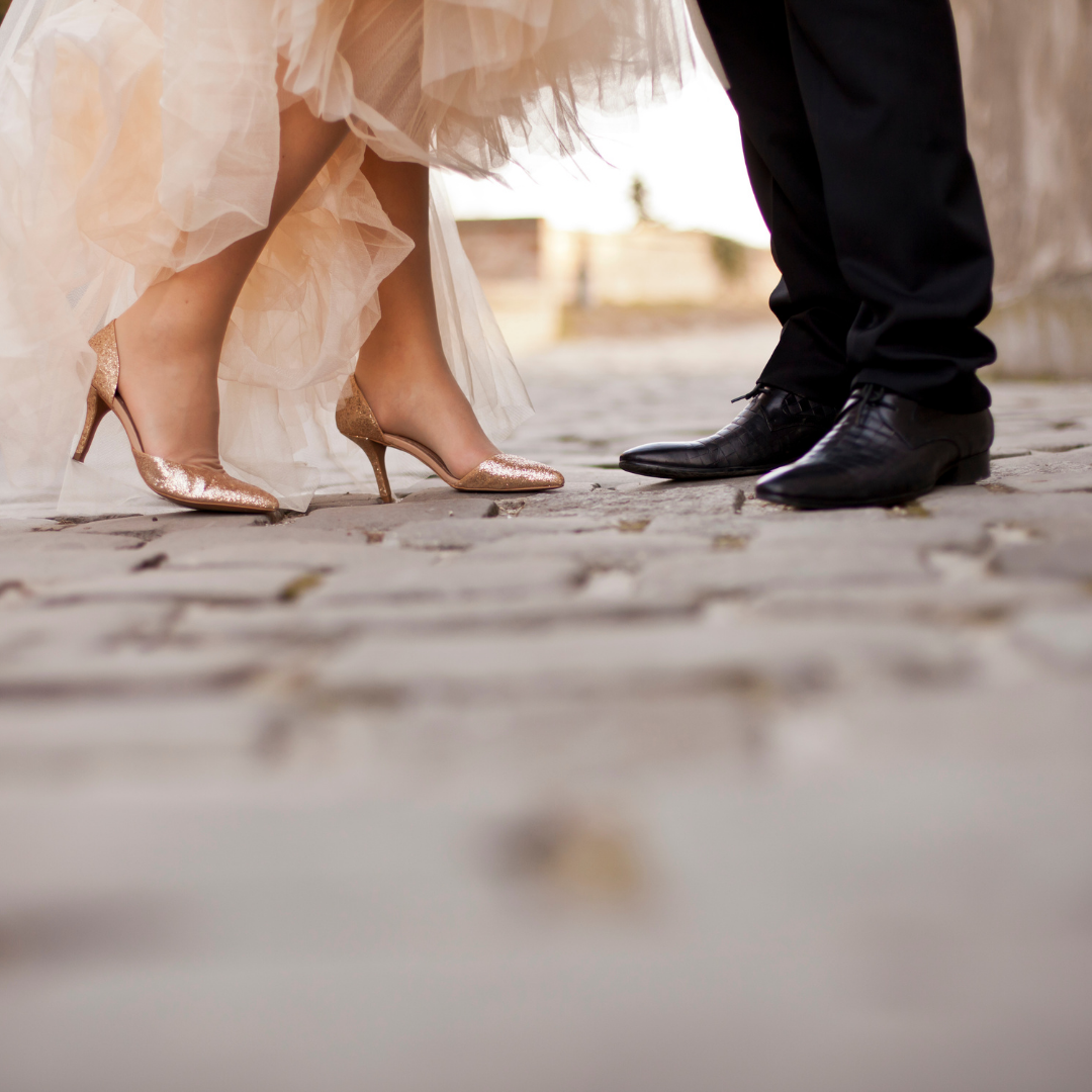 Mariés dans la rue, zoom sur les pieds. Faux pas à éviter et organisation de mariage. Wedding Planner Ile de France. Paris en Noces