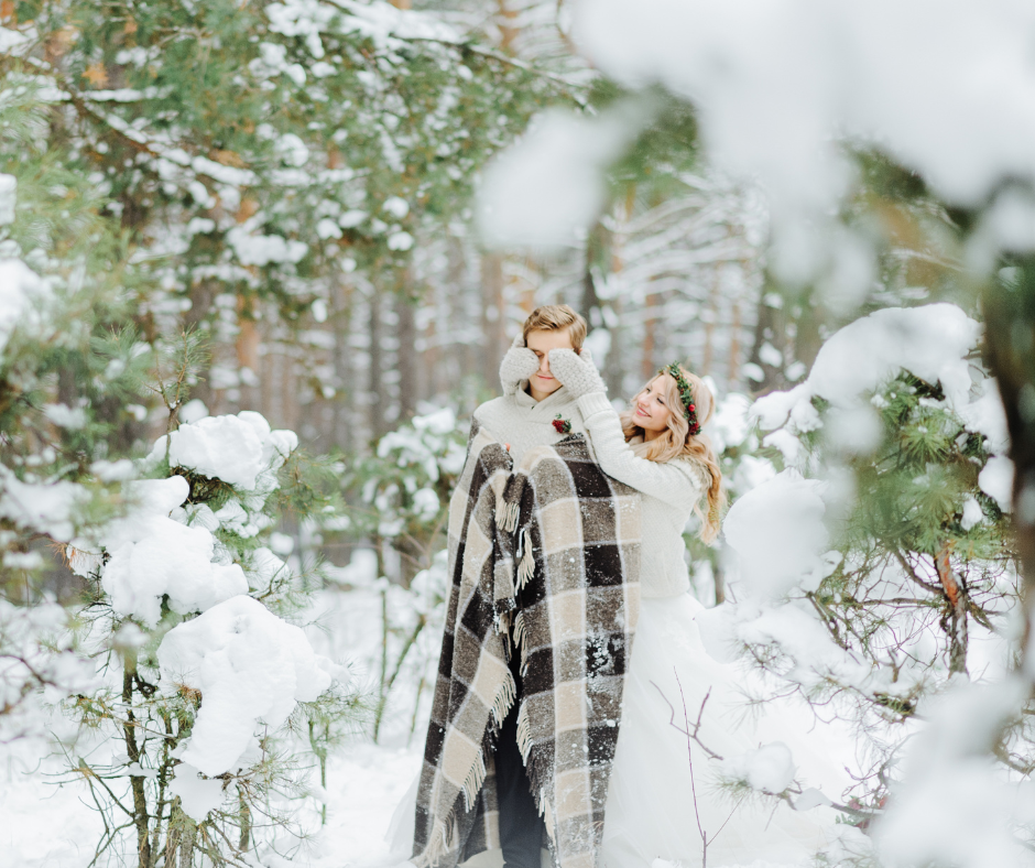 Couple amoureux dans la forêt en tenue de mariage qui s'amuse. Mariage d'hiver. Wedding Planner en Ile de France. Paris en Noces 